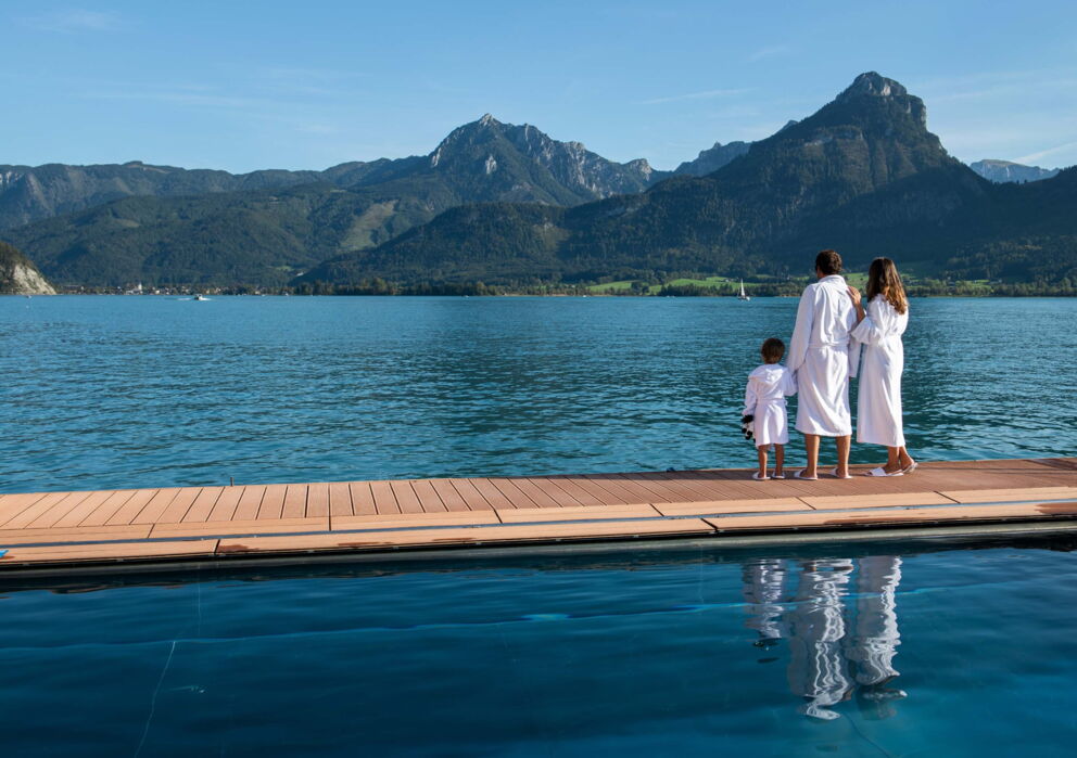 Kleine Familie auf dem Seebad stehend und am Bewundern der atemberaubenden Naturlandschaft