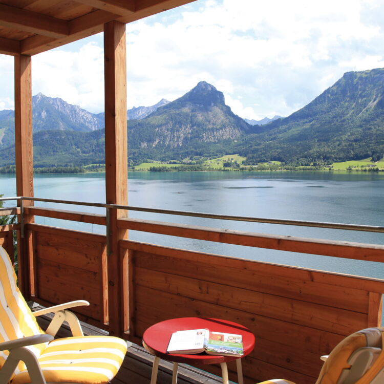Balkon mit Aussicht auf den Wolfgangsee sowie der umliegenden Berglandschaft