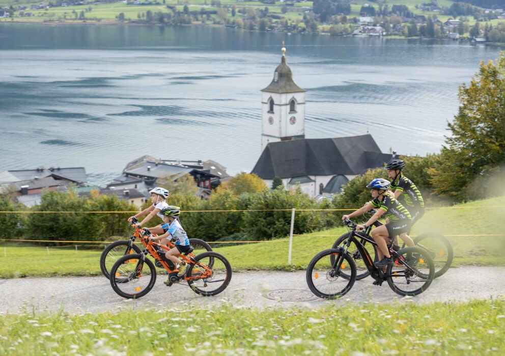 Familie radfahrend am Wolfgangsee im salzkammergut