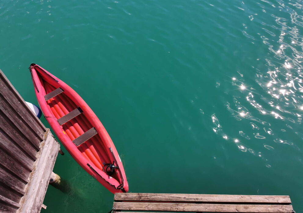 Rotes Luftboot im blau schimmernden Wolfgangsee