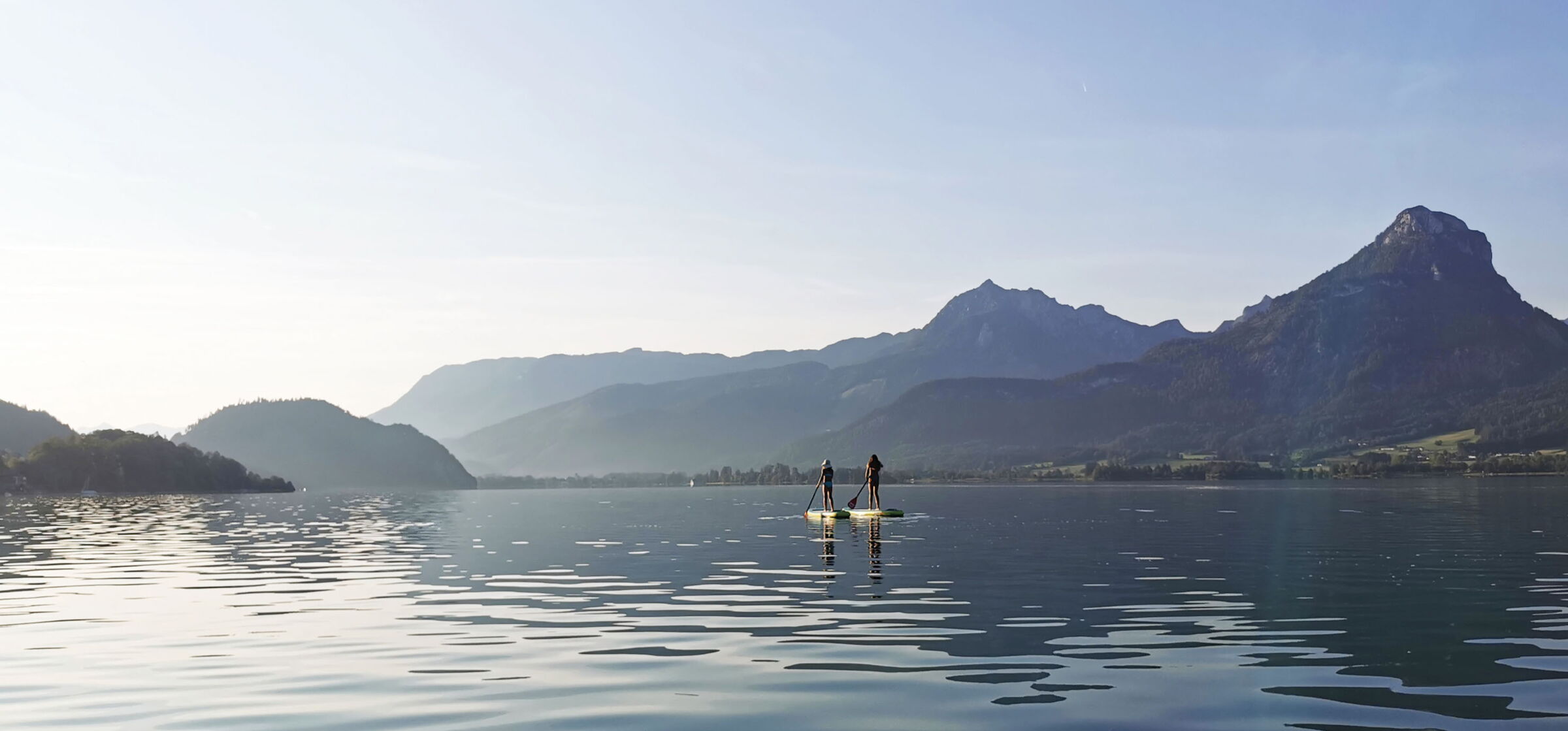 Stand Up Paddler auf dem Wolfgangsee im Salzkammergut