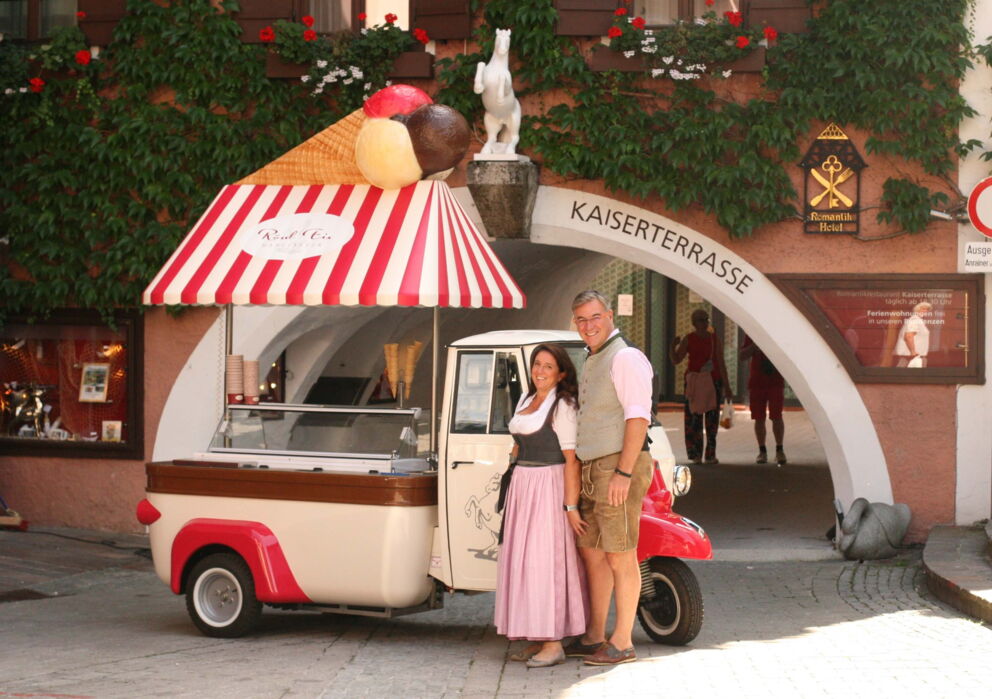 Eiswagen des Weissen Rössels for dem Rösslbogen in Sankt Wolfgang