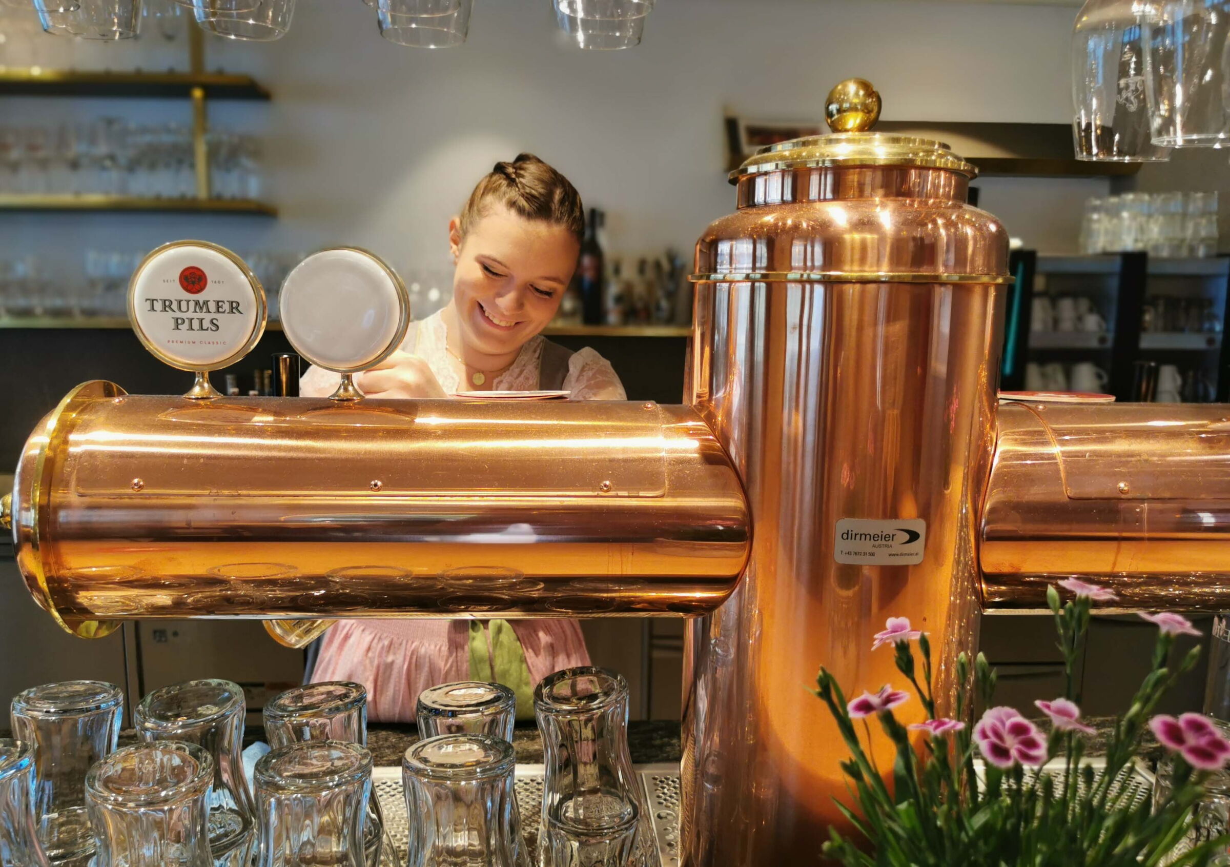 Eine Kellnerin Zapft Bier von einem Zapfhahn