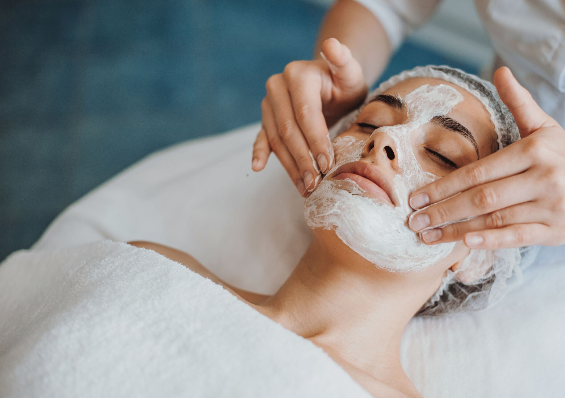Frau mit Gesichtspeeling im Spa im Weissen Rössl