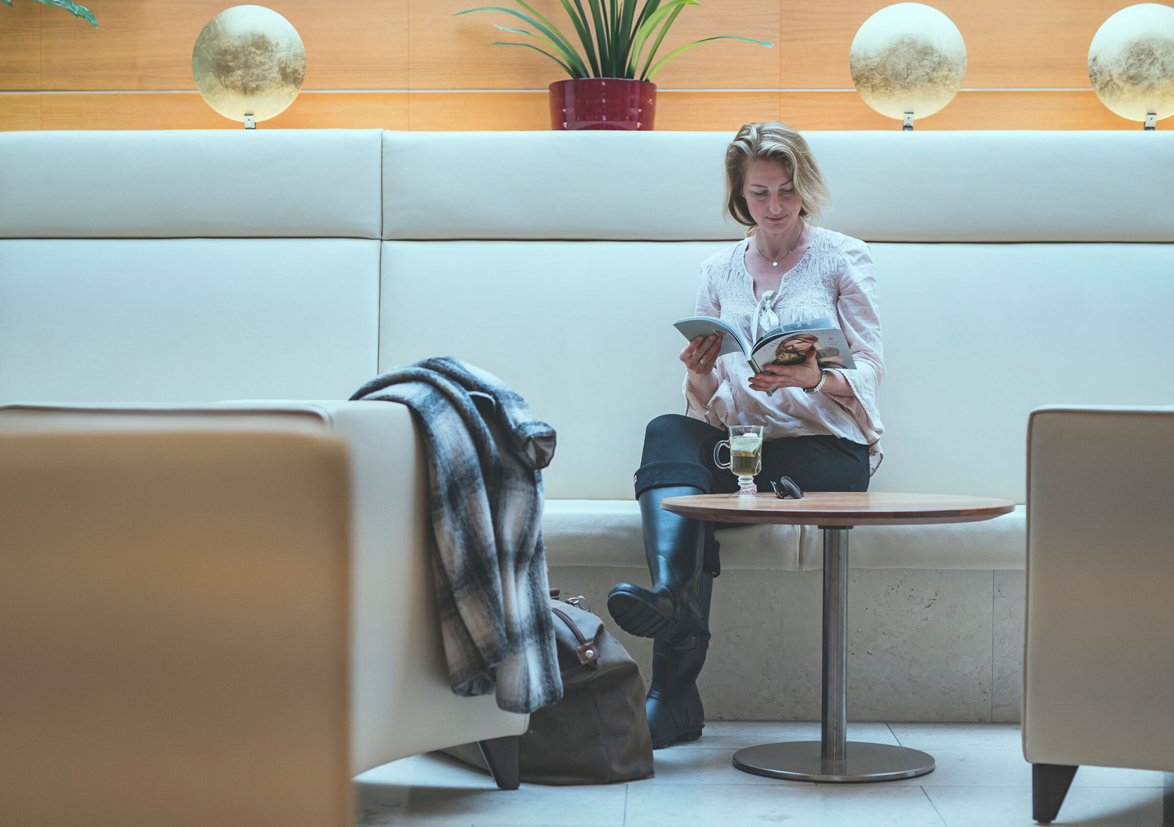 Eine Magazin lesende Frau in der Lobby des Weissen Rössl.