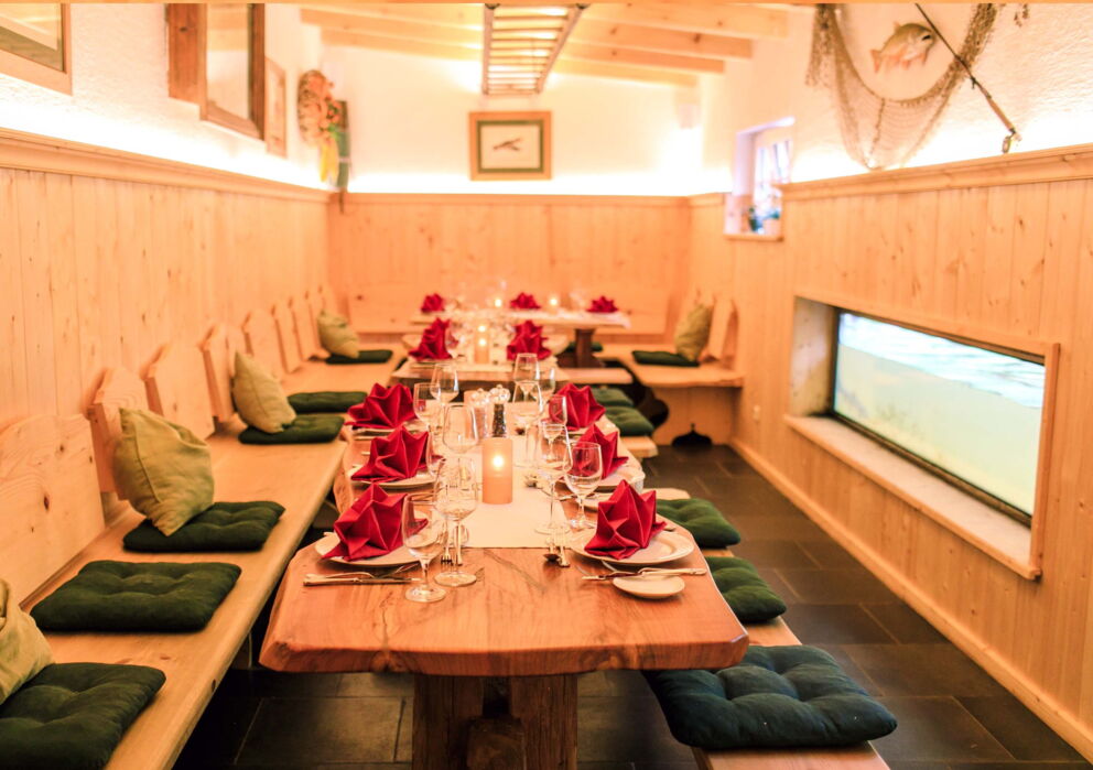 Esszimmer in einer Holzhütte Im Weissen Rössl