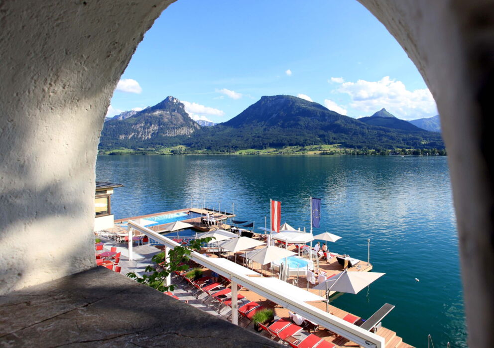 Sicht durch einen Bogen auf den äußern Spa-Bereich des Hotels im Weissen Rössl