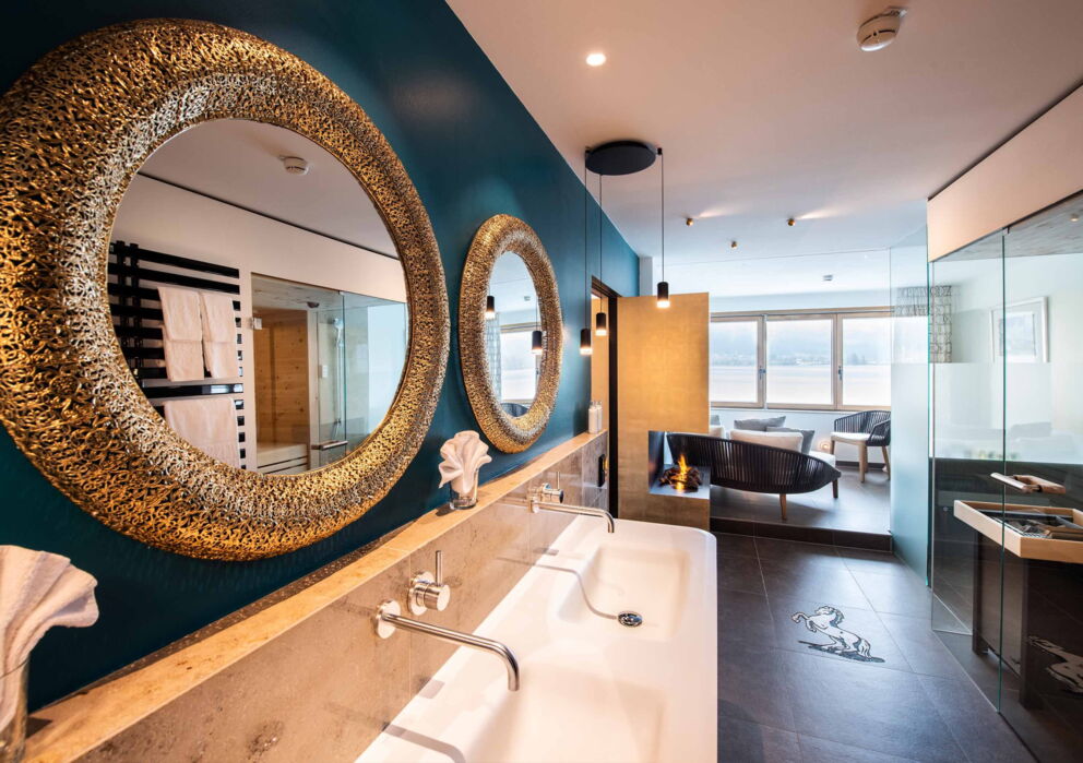 Großes Badezimmer mit Spa Funktionen in Weissen Rössl