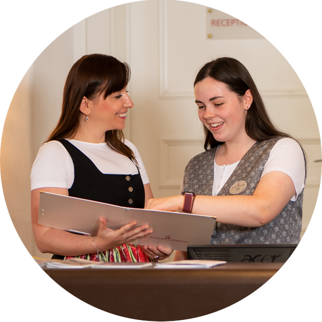 Zwei Rezeptionistinnen im Romantik Hotel Im Weisses Rössl