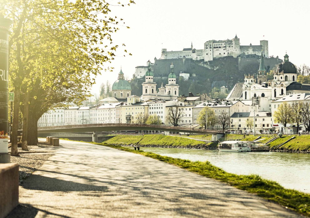Gehweg neben der Salzach mit Aussicht auf die Salzburger Altstadt und die Festung