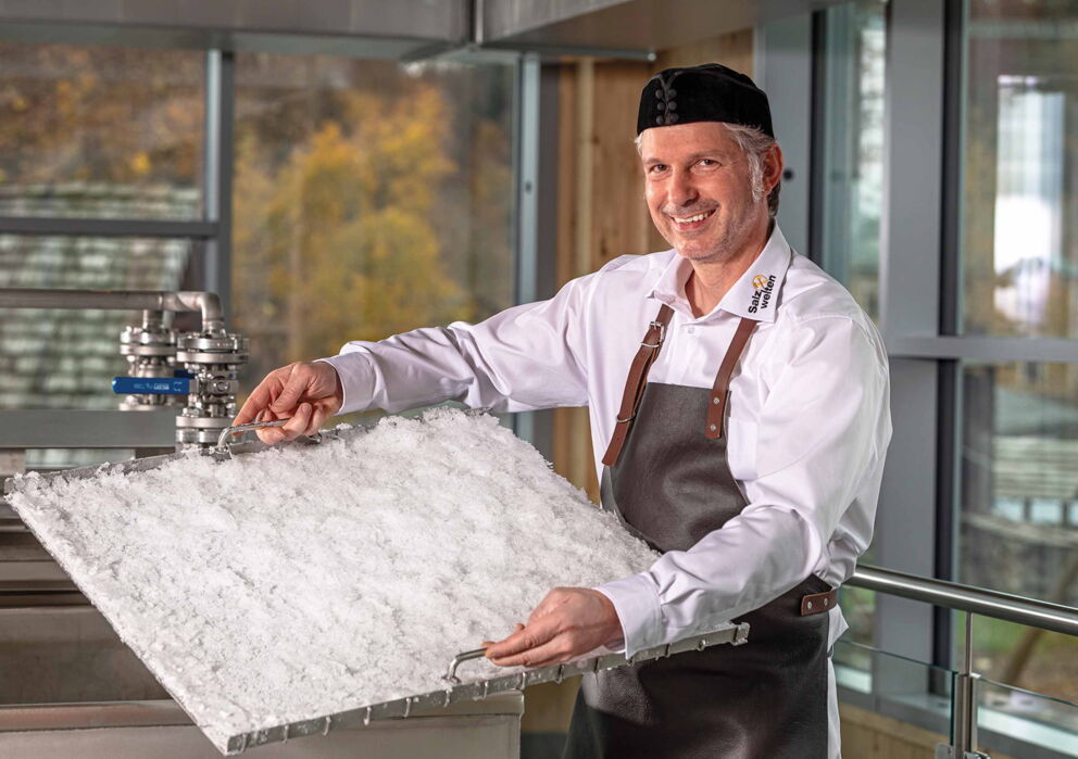 Mitarbeiter mit frischem Salz aus dem Salzbergwerk Hallstatt
