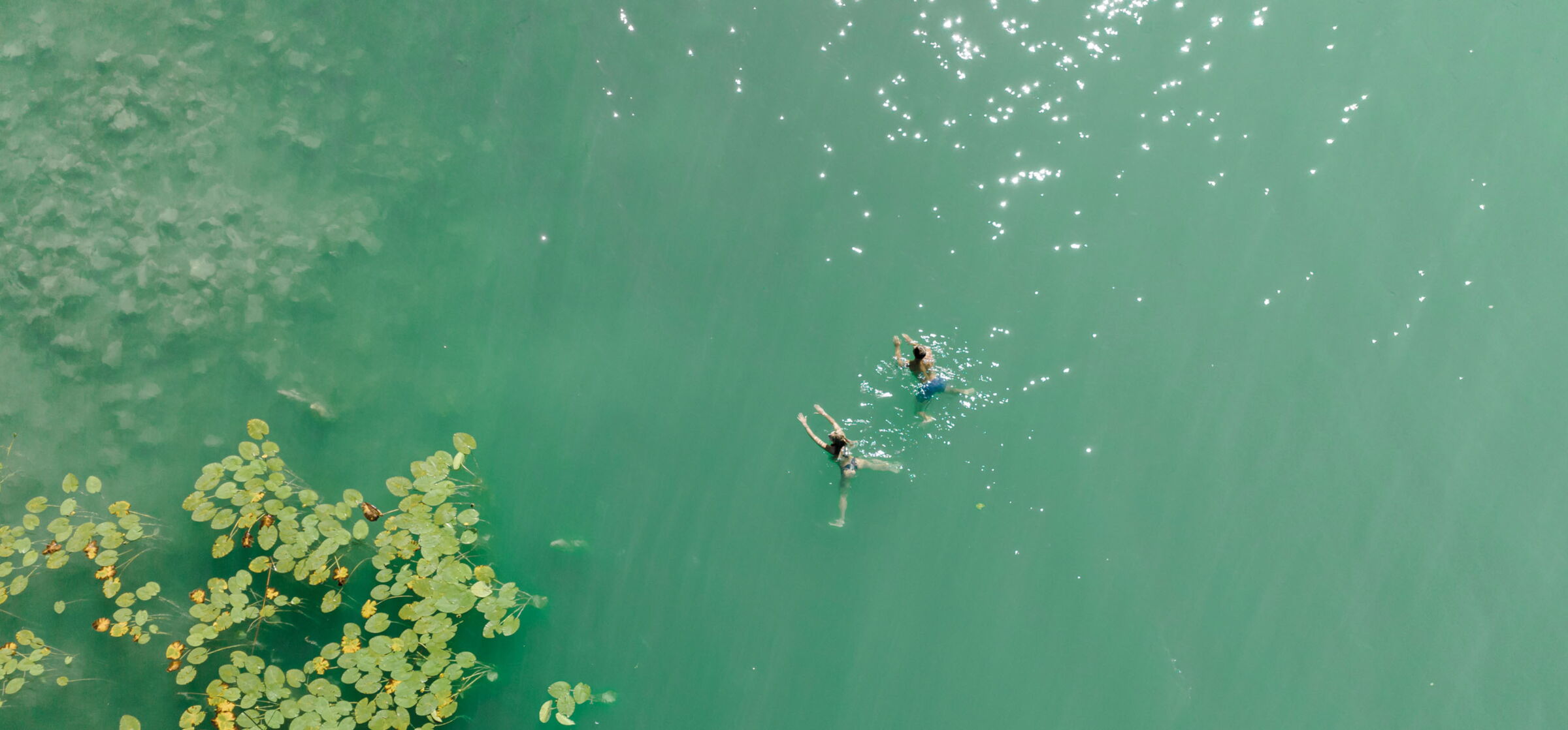 Vogelperspektiven Sicht auf zwei Schwimmer am Wolfgangsee