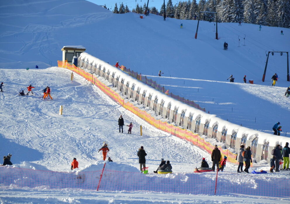 Kinderpiste mit kleinem Kinderlift für kleine Kinder zum Skifahren