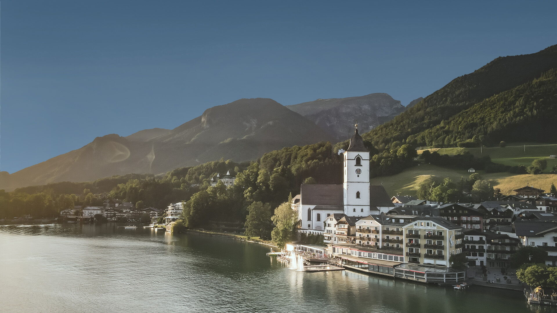 Ein Panorama Foto von St Wolfgang und dem Weissen Rössl