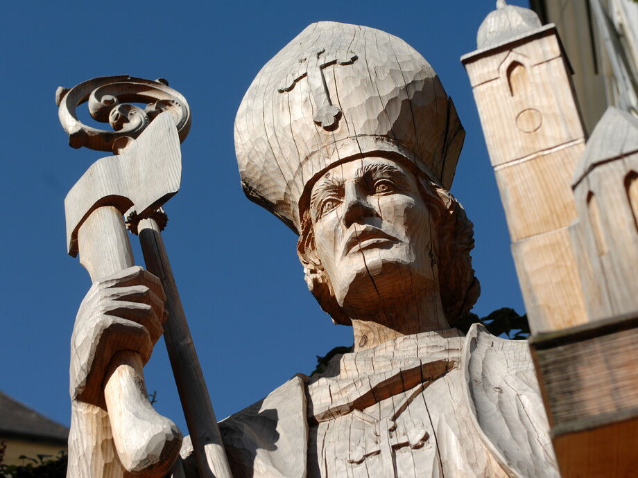 Eine Holz statue von St. Wolfang