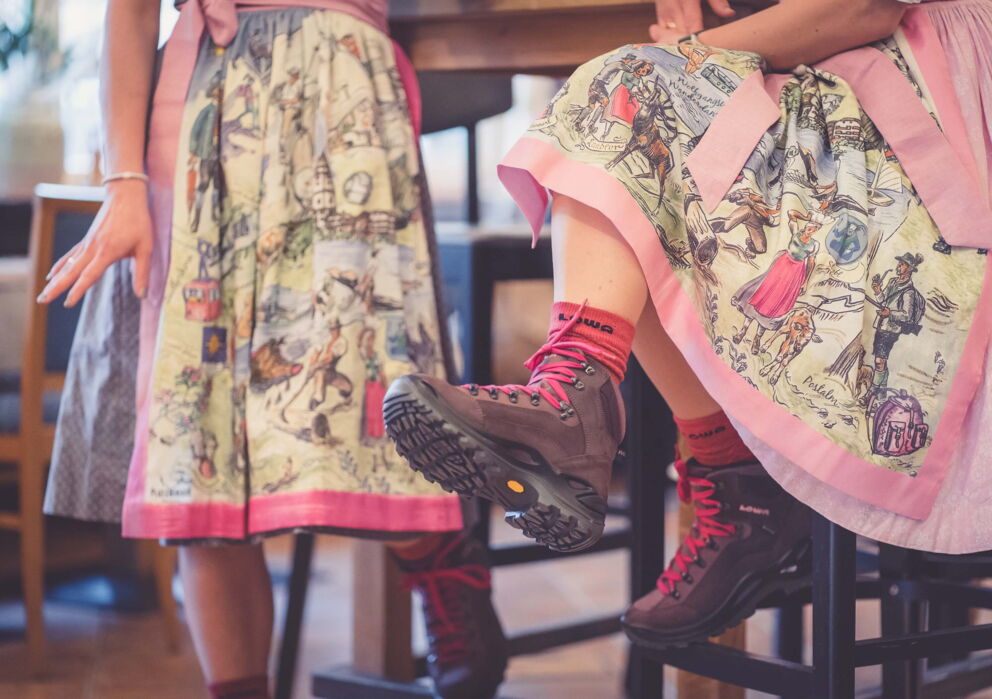 Zwei Frauen mit traditionellen Dirndl und Wanderschuhen