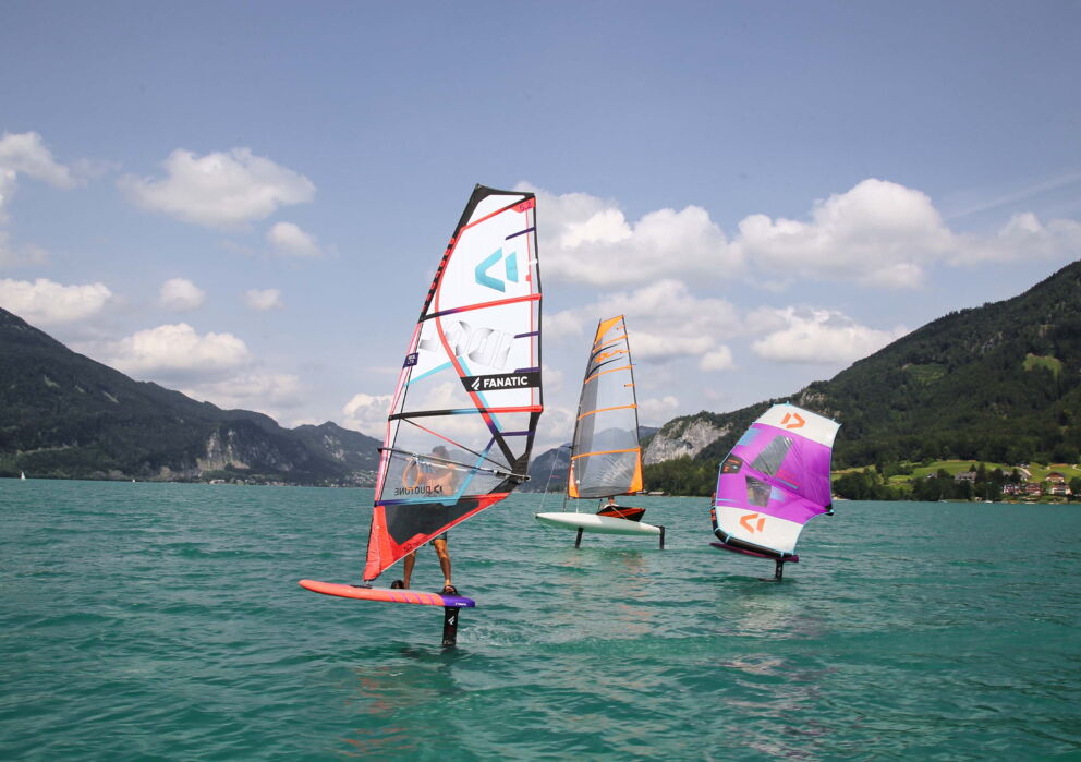 Mehrere Windsurfer auf dem Wolfgangsee