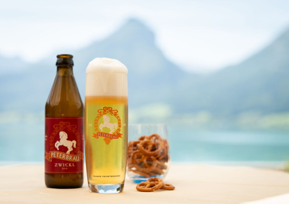 Das Peterbräu bier und ein Glas Brezeln