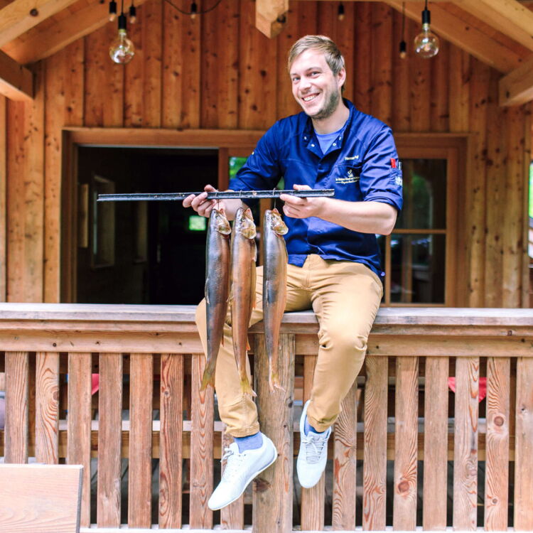 Hermann Poll mit frischem Fisch in der Fischhütte des Weissen Rössl