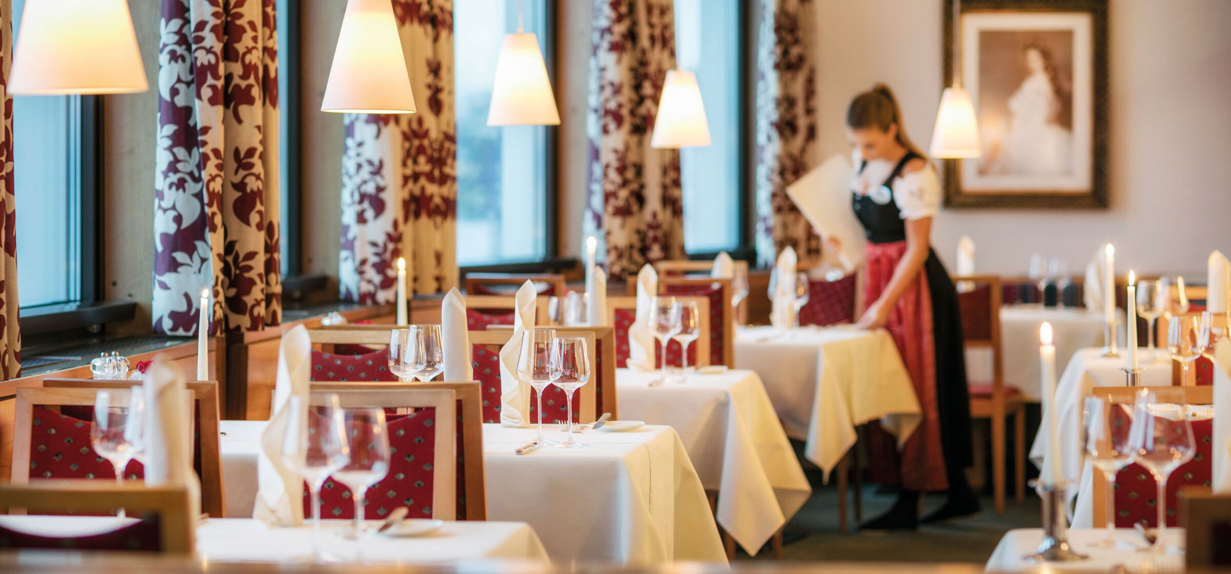 Waitress setting tables in the Gourmet Restaurant in the Weissen Rössl