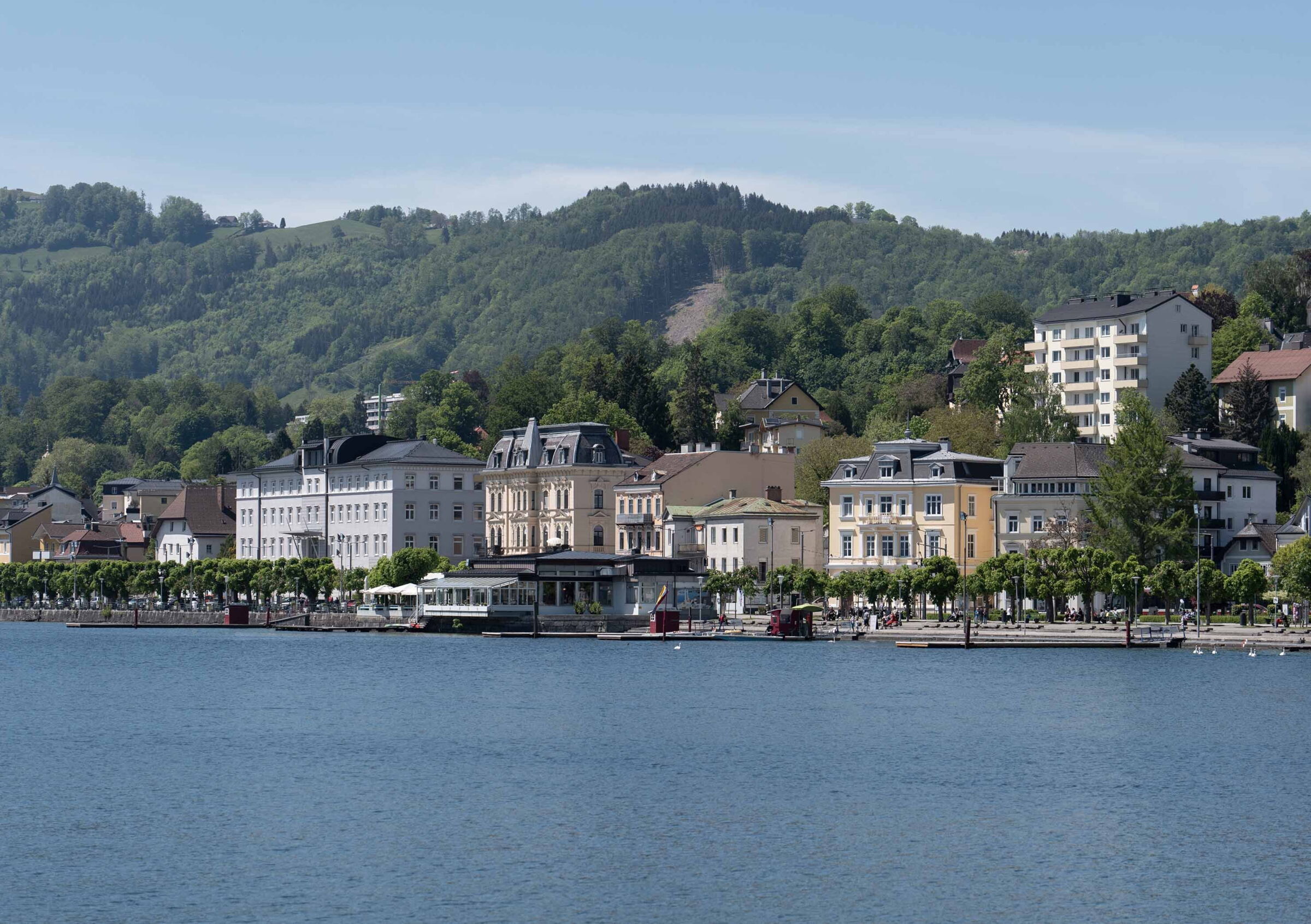 Blick von Traunsee auf die Stadt Gmunden im Salzkammergut