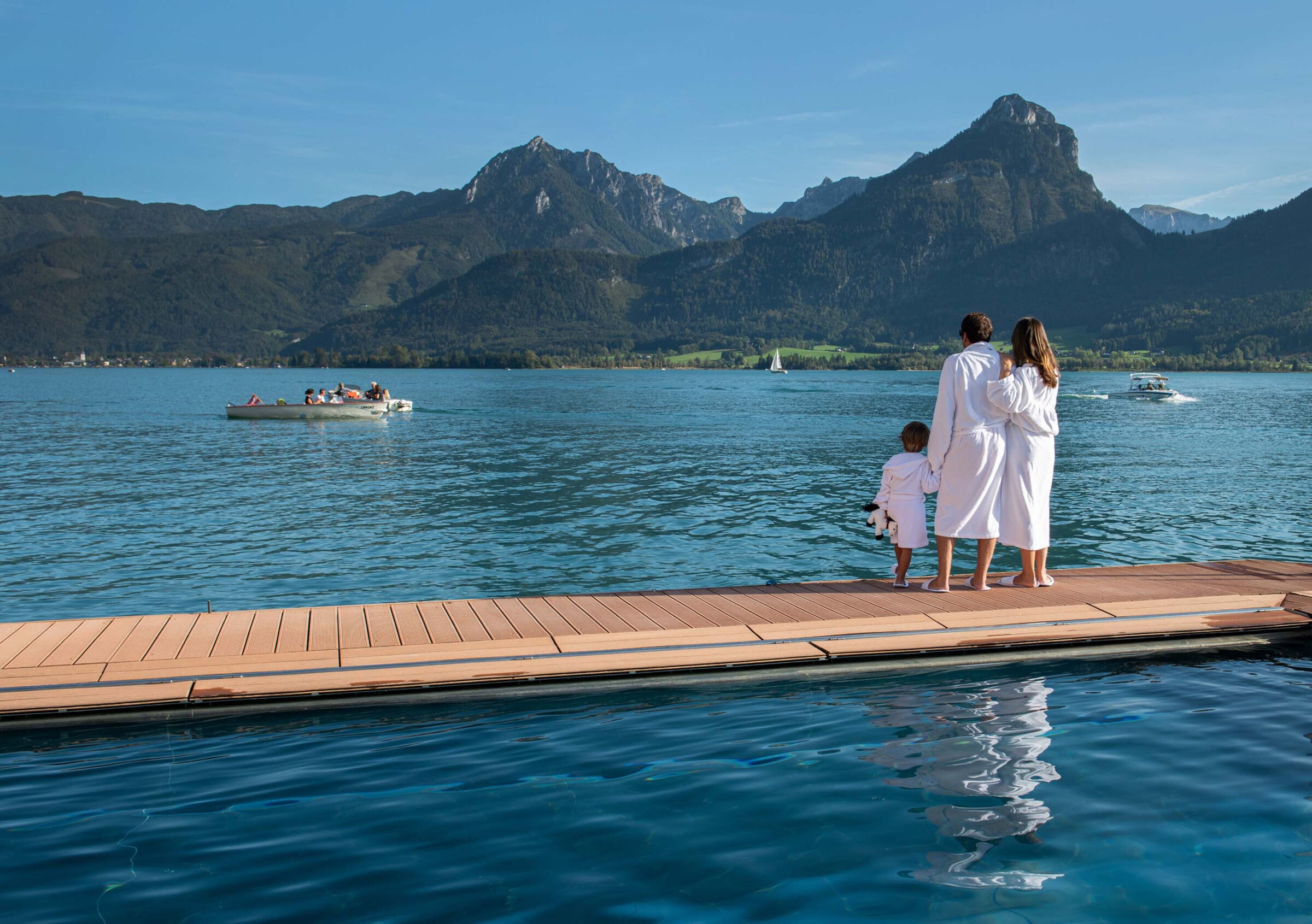 Kleine Familie auf dem Seebad stehend und am Bewundern der atemberaubenden Naturlandschaft