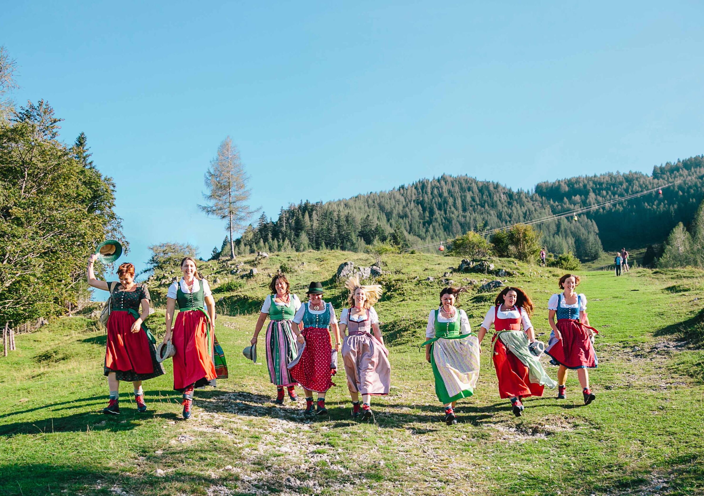 Mehrere Frauen im Dirndl auf einer Wanderung