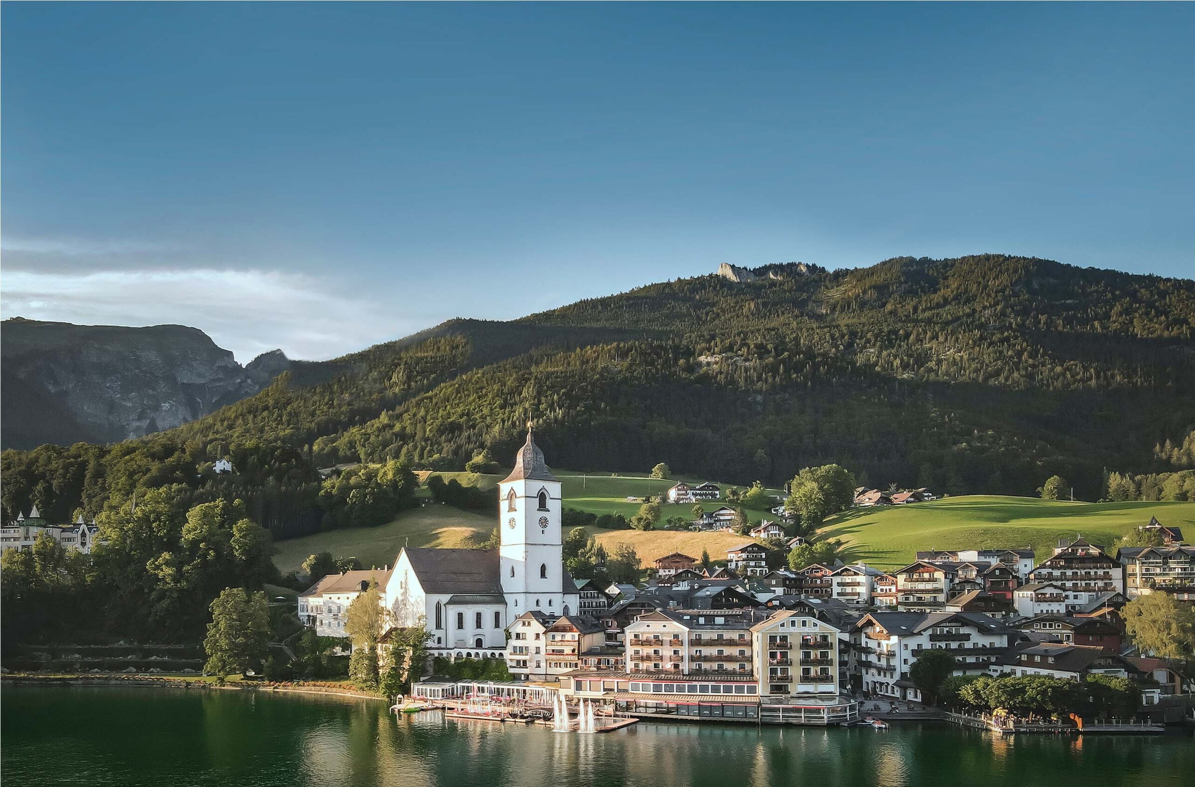Ein Panorama Foto von St Wolfgang und dem Weissen Rössl