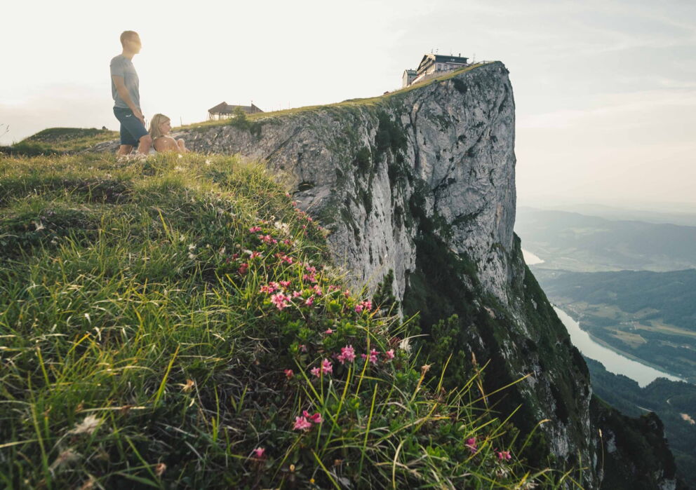 Mann und eine Frau auf einer großen Almwiese am Schafberg