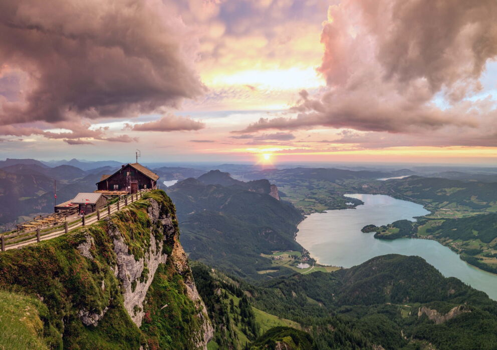 Schafberg mit Almhütte und weitreichender Aussicht auf den Wolfgangsee im Abendgrauen