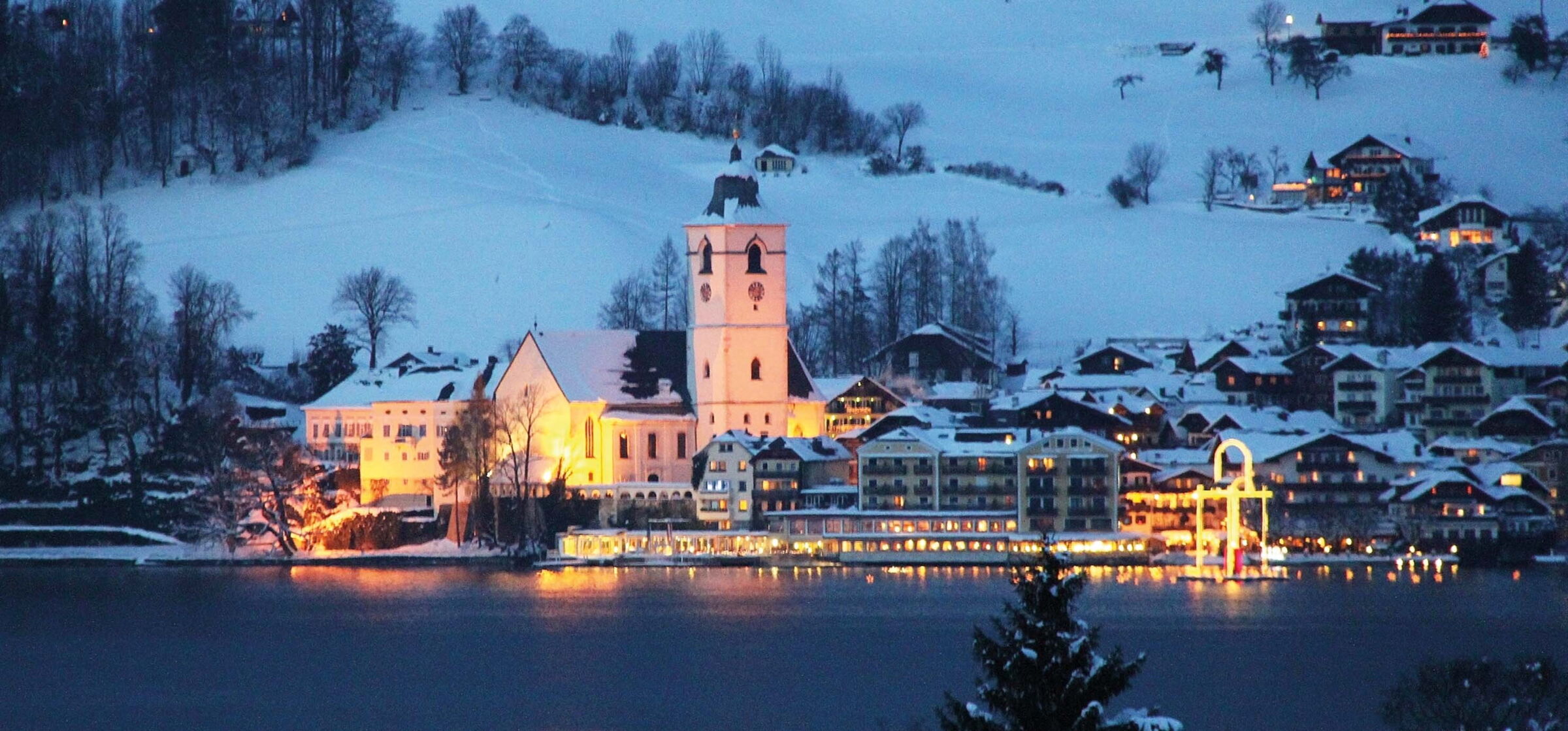 Weihnachten am idyllischen Wolfgangsee: Panorama Ansicht von St Wolfgang nachts im Winter