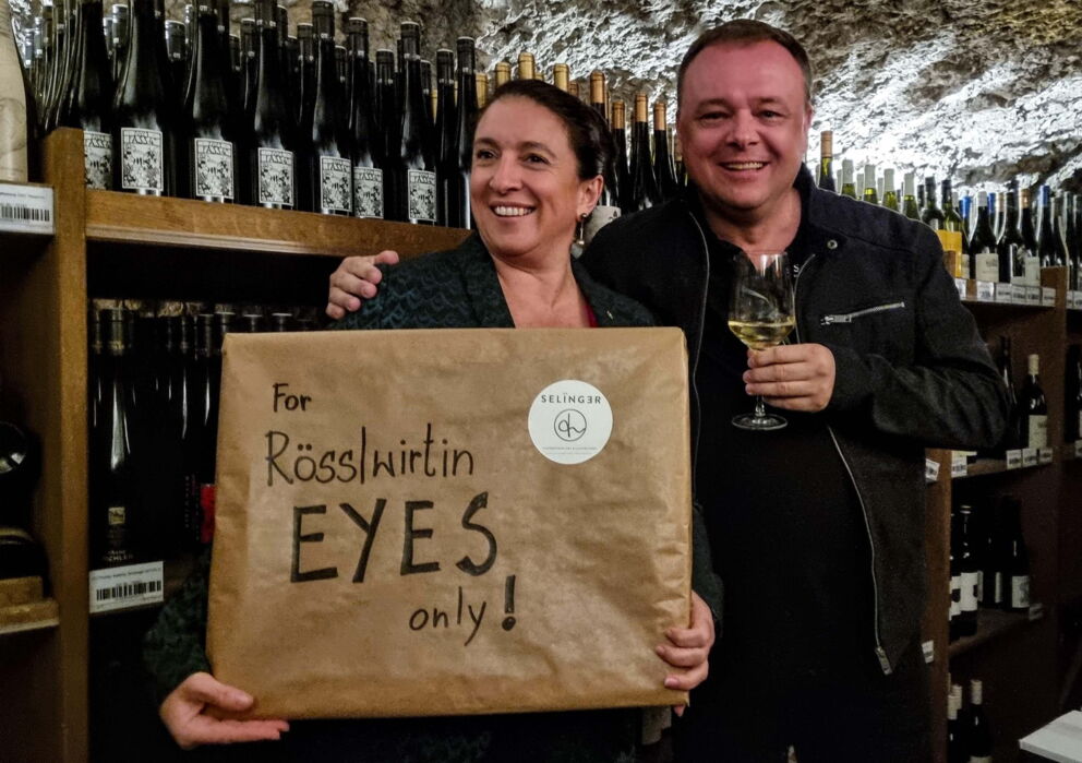 Mann mit der Rösslwirtin im Felsenkeller im Weissen Rössl
