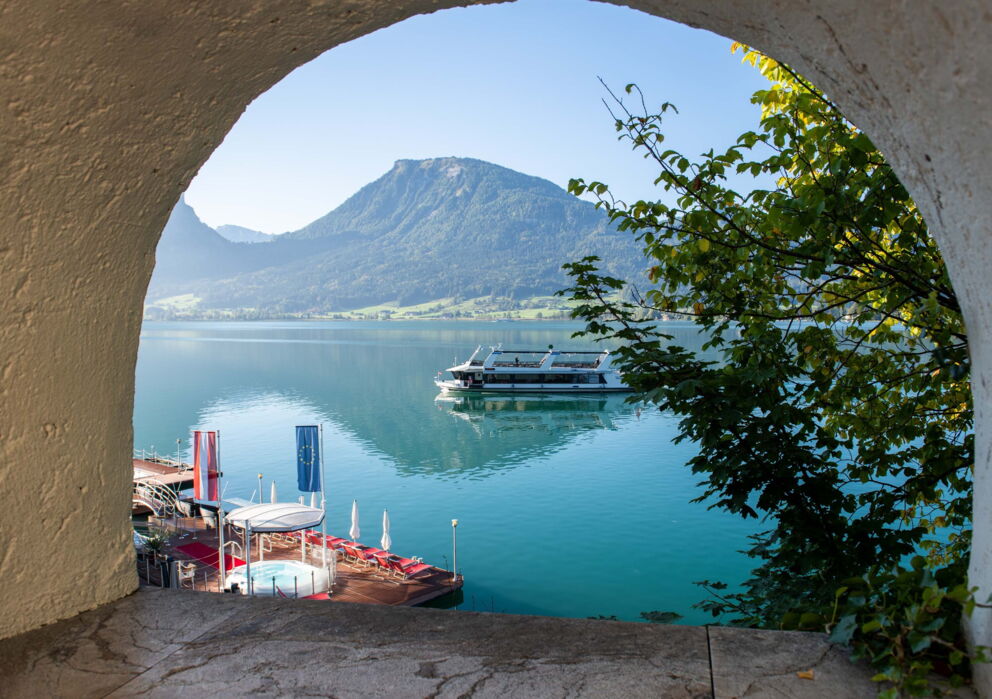 Sicht durch eine Bogen auf ein Schiff auf dem Wolfgangsee