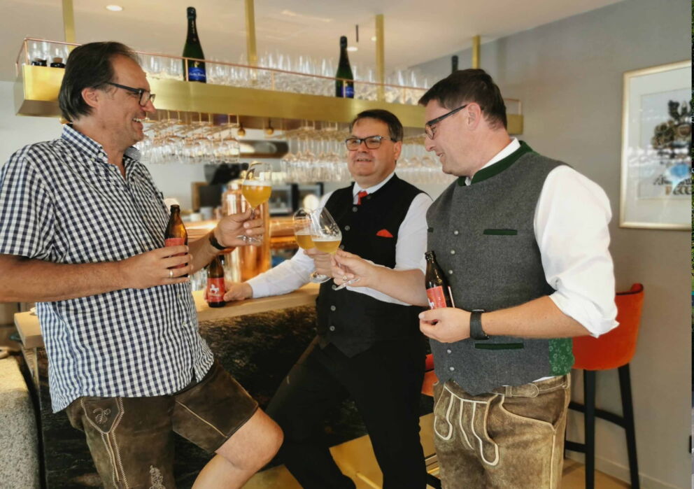 Mit Bier anstoßende Männer in einer Bar
