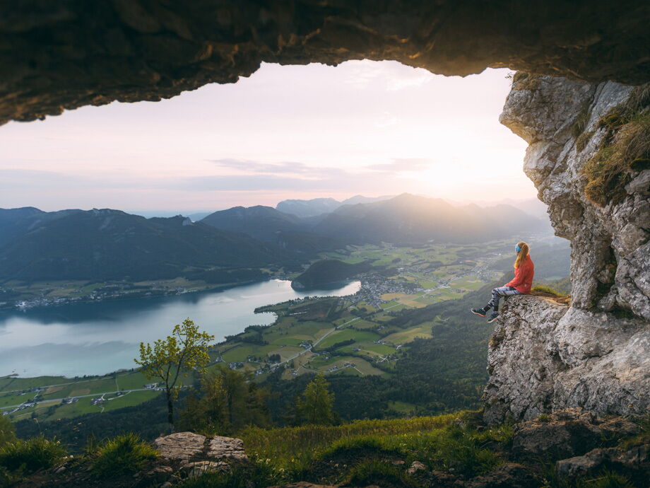 Eine Frau sitzt an einer felswand an der Bleckwand
