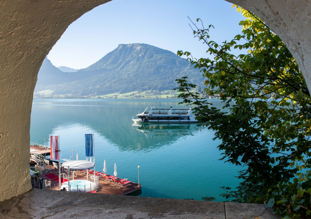 Sicht durch eine Bogen auf ein Schiff auf dem Wolfgangsee