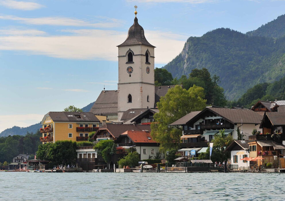 Sicht vom Wolfgangsee auf den Kirchturm Sankt Wolfgang