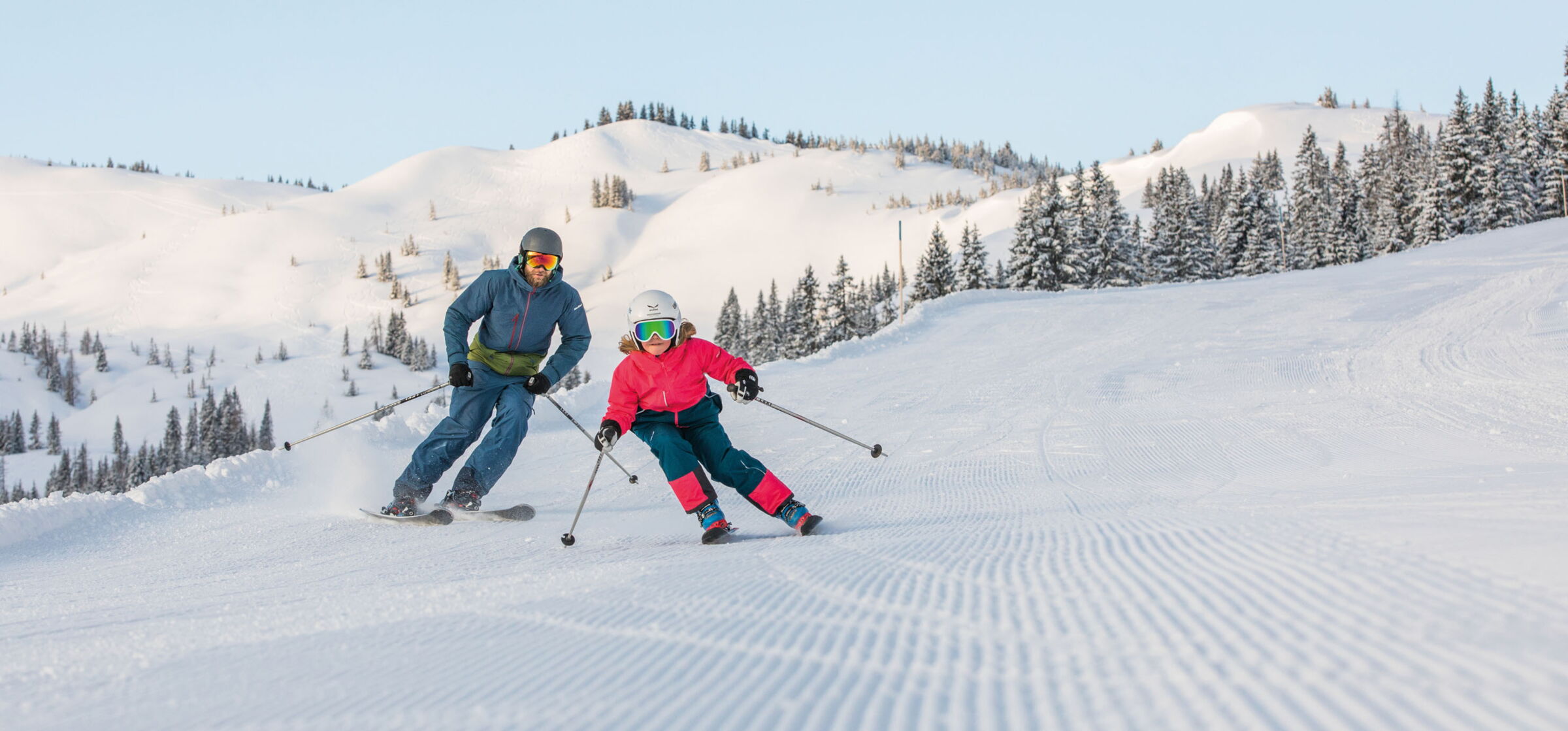 Skifahrer auf einer Piste auf dem Berg