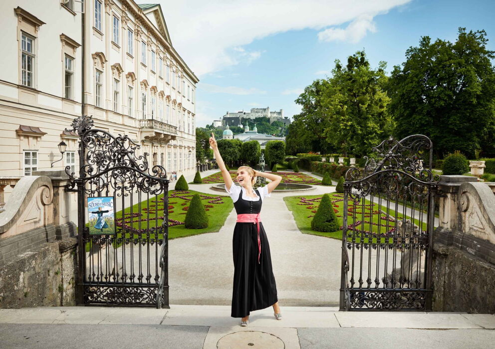 Frau verkleidet als Sound of Music Schauspielerin vor dem Mirabellgarten