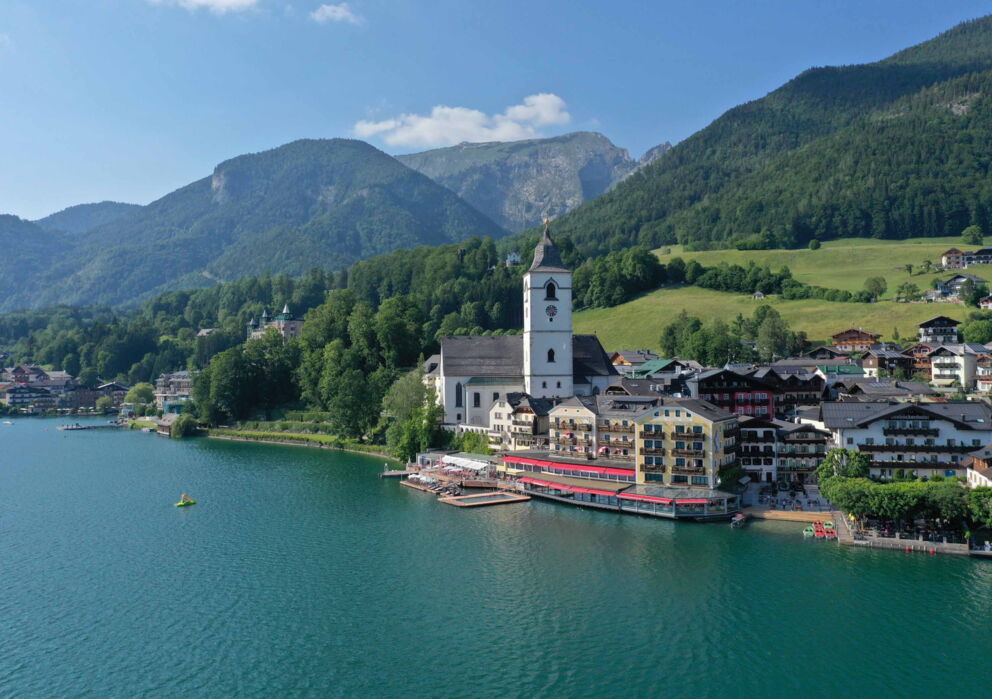 Sicht auf das Weisse Rössl am Wolfgangsee vom See aus