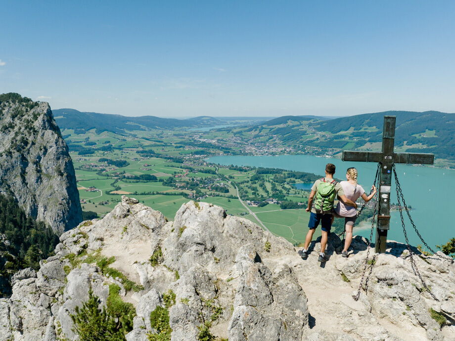 Ausblick vom Gipfelkreuz des Almkogel auf den Mondsee