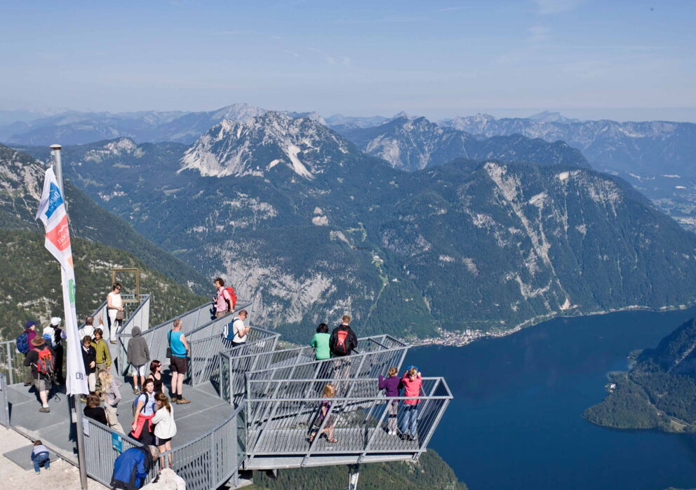 Aussichtsplattform five Fingers am Dachstein mit spektakulärem Blick über den Abgrund