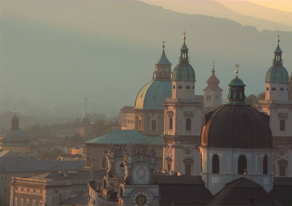 Salzburger Altstadt mit Sicht auf den Dom, der Kollegienkirche und Kajetanerkirche