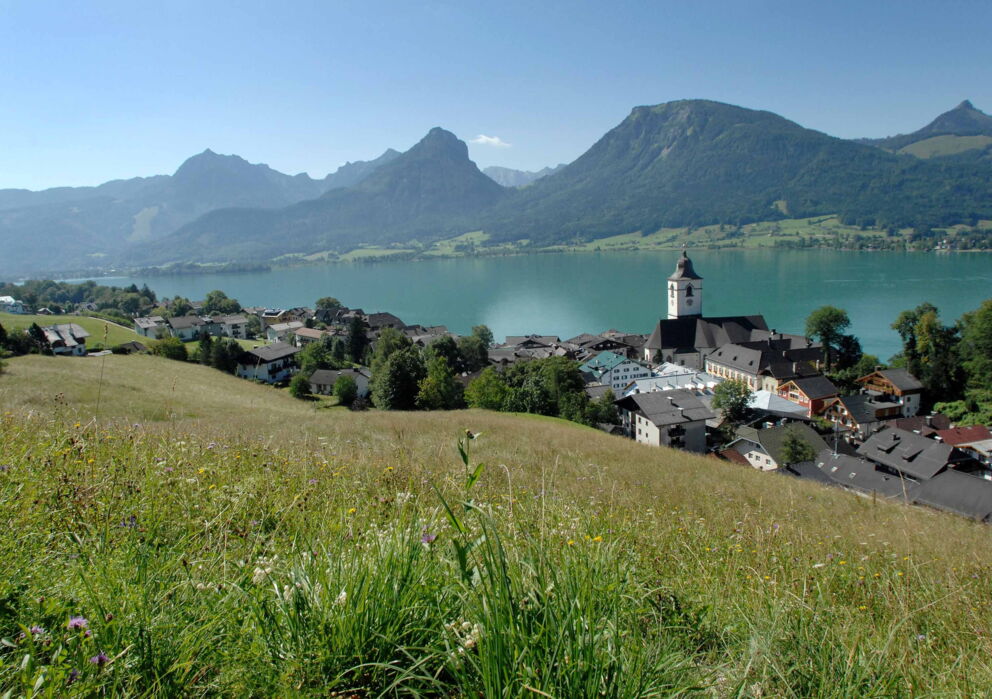 Frühlingshafter Tag in Sankt Wolfgang am Wolfgangsee mit weitreichender Sicht in das Bergland