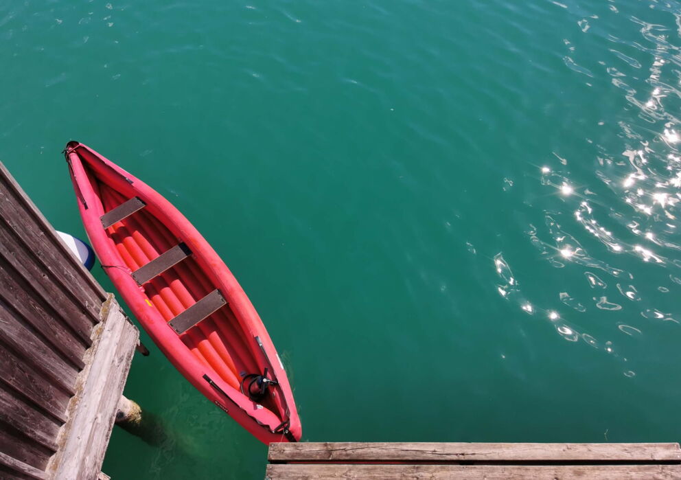 Rotes aufgeblasenes Boot am Wolfgangsee