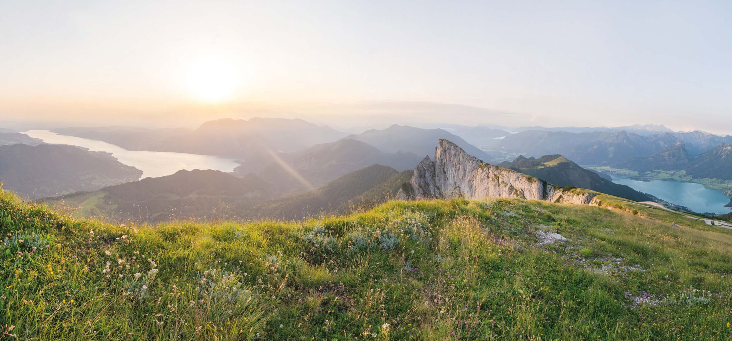 Eine Panorama Aufnahme vom Mondsee und der Umgebung bei sonnen Untergang