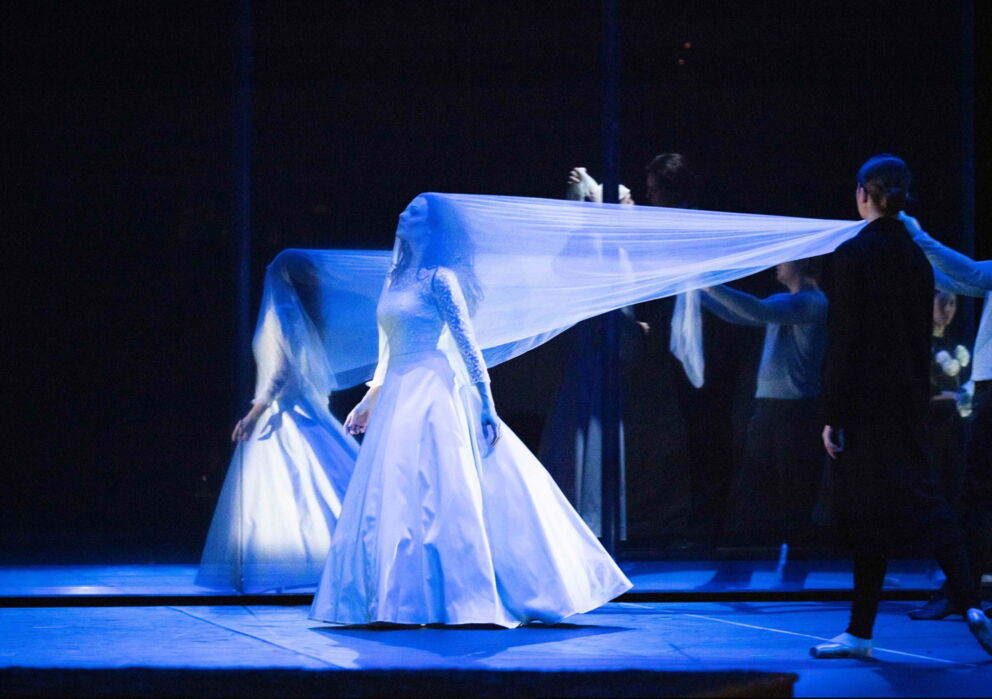 Als Braut verkleidete Schauspielerin auf der Bühne der Pfingstfestspiele in Salzburg
