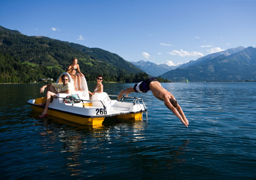 Vom Tretboot in den See im Salzkammergut © Salzburgerland Tourismus