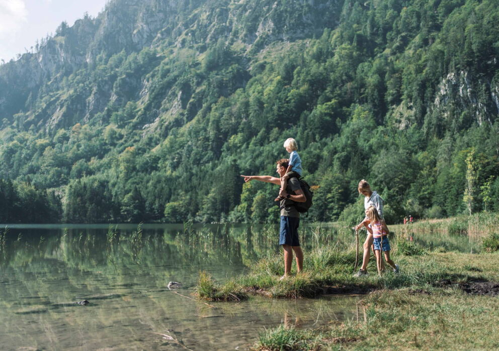 Familie bei einem Wanderausflug im Salzkammergut