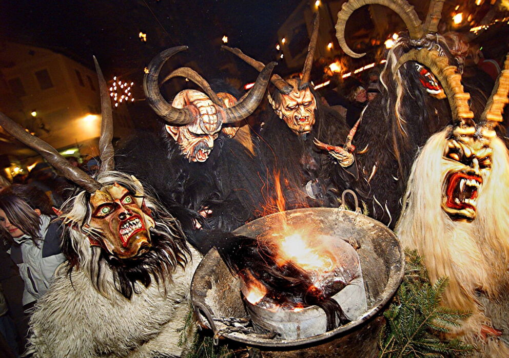 Menschen in Krampus Verkleidungen
